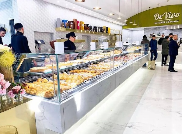Café da manhã para viagem grátis todos os dias