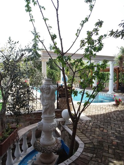 Elegant, well connected with private pool. With views over Tivoli Villa Adriana