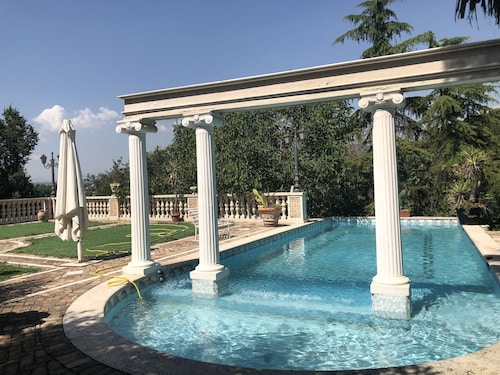 Elegant, well connected with private pool. With views over Tivoli Villa Adriana