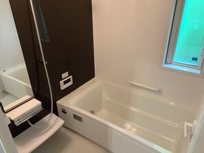 Chalet Confort, 2 habitaciones | Baño | Tina y regadera independientes y amenidades de baño gratuitas 