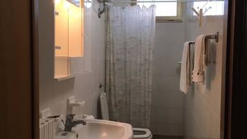 Shower, free toiletries, hair dryer, bidet