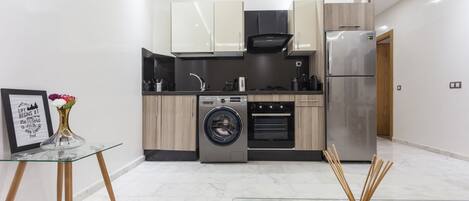 冷蔵庫、電子レンジ、オーブン、コンロ