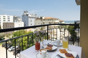 Free daily buffet breakfast  - Hotel Giumer (Rimini)