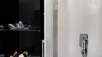 Standard-Doppelzimmer, Meerblick | Badezimmer | Dusche, kostenlose Toilettenartikel, Haartrockner, Hausschuhe