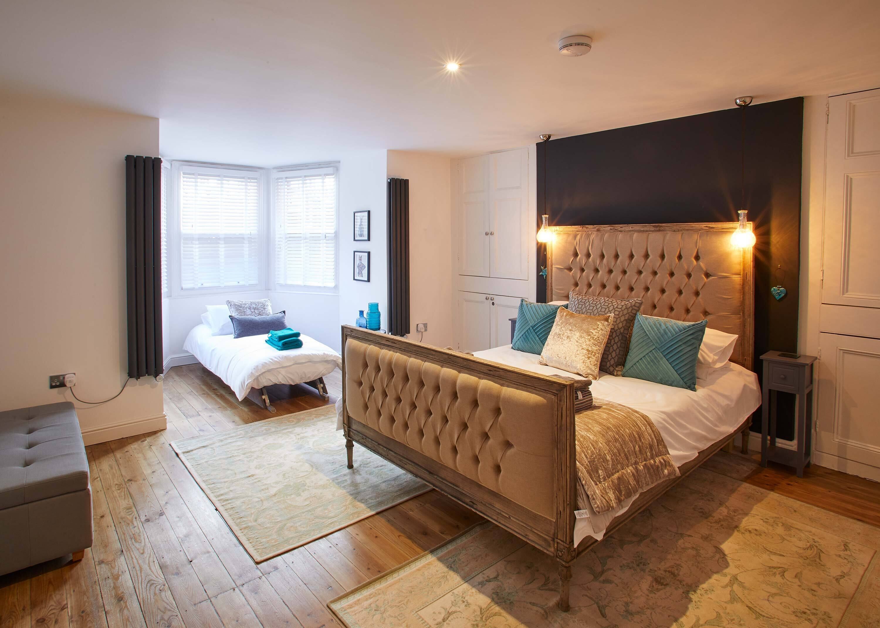 Departamento de lujo, varias camas | Espacio para trabajar con laptop y tabla de planchar con plancha 