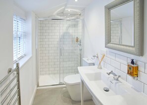 Luxury Apartment, Multiple Beds | Bathroom | Shower, hair dryer, towels - The Courtyard Retreat (Whitby)