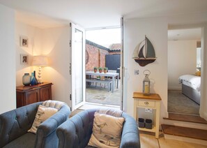 Luxury Apartment, Multiple Beds | Living area | Smart TV