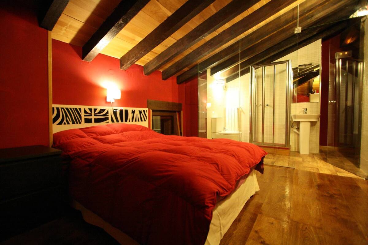 Caja de seguridad en la habitación, wifi gratis y ropa de cama