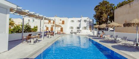 Kolam renang outdoor, dengan payung kolam renang dan kursi berjemur