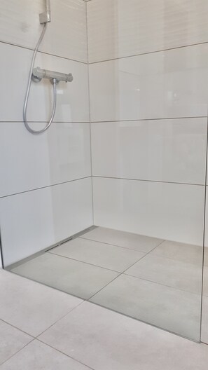 Shower, hair dryer, towels, soap - Beach runner apartment with terrace (Kühlungsborn)