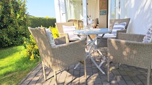 Outdoor dining - Beach runner apartment with terrace (Kühlungsborn)