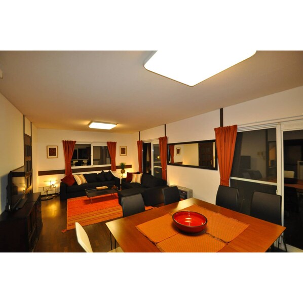 Casa familiar, 5 habitaciones | Área de sala de estar | Televisión