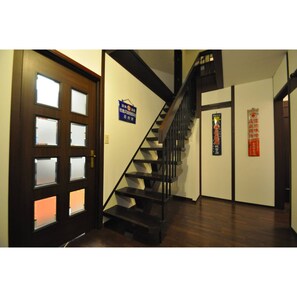 Casa familiar, 5 habitaciones | Área de sala de estar | Smart TV de 65 pulgadas con canales por cable