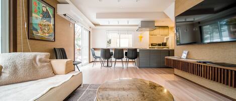 Family House, 5 Bedrooms | Living area