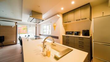 Family House, 5 Bedrooms | Private kitchen | Fridge, microwave, oven, stovetop