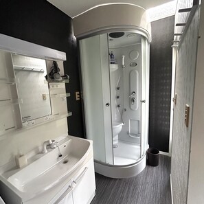 Casa familiar, 5 habitaciones | Baño | Tina y regadera independientes y tina profunda