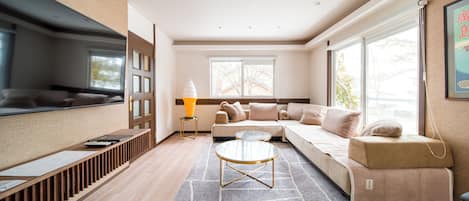 ファミリー ハウス 5 ベッドルーム | リビング エリア | 65 インチのスマートテレビ (ケーブル放送視聴可)