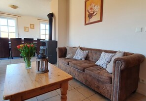 Fernseher, Kamin, Tischfußball, Tischtennisplatte