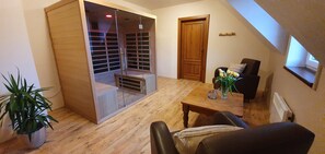 Fernseher, Kamin, Tischfußball, Tischtennisplatte
