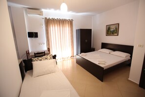 Triple Room, Balcony | Desk, WiFi (free), bed sheets - Vila Enea (Ksamil)