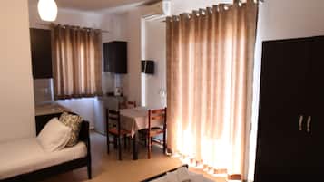 Triple Room, Balcony | 1 bedroom, desk, free WiFi, bed sheets