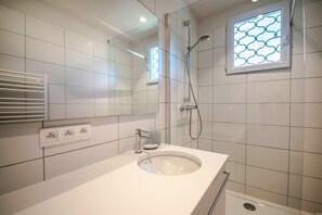 Een bad, een bidet, handdoeken, toiletpapier