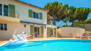Un bâtiment à deux étages doté d’une piscine, d’un espace extérieur aménagé et d’un cygne flottant.