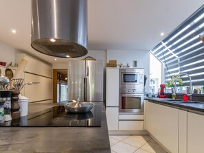 Kühlschrank, Mikrowelle, Geschirrspüler, Grillplatte