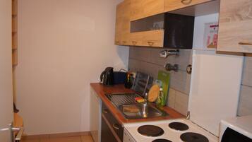 City-Apartment | Eigene Küche | Ofen, Herdplatte, Geschirrspüler, Wasserkocher mit Kaffee-/Teezubehör