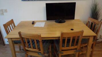 City-Apartment | Wohnbereich | Flachbildfernseher