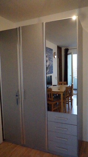 Appartement Ville | Décor unique, ameublement unique, bureau, rideaux d’obscurcissement