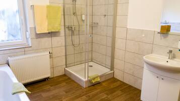 Apartamento Deluxe | Baño | Ducha, secador de pelo y toallas