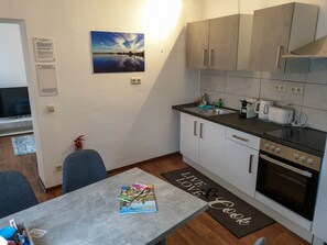Standard Apartment | Private kitchen | Fridge, microwave, oven, stovetop - Spreeblick Apartments (Bautzen)