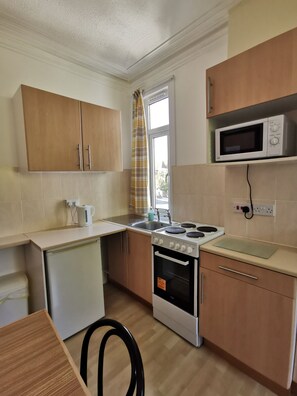 Standard Apartment, Ensuite (Flat 3 - (2 ad & 2ch)) | Shared kitchen - Coombe Lodge Holiday Flats (Paignton)