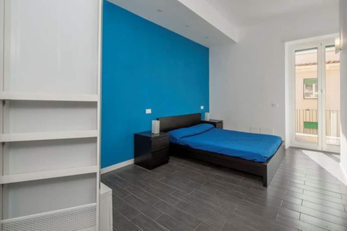 Quarto casal, sacada (Pupi) | Individualmente decorados, individualmente mobiliados, escrivaninha