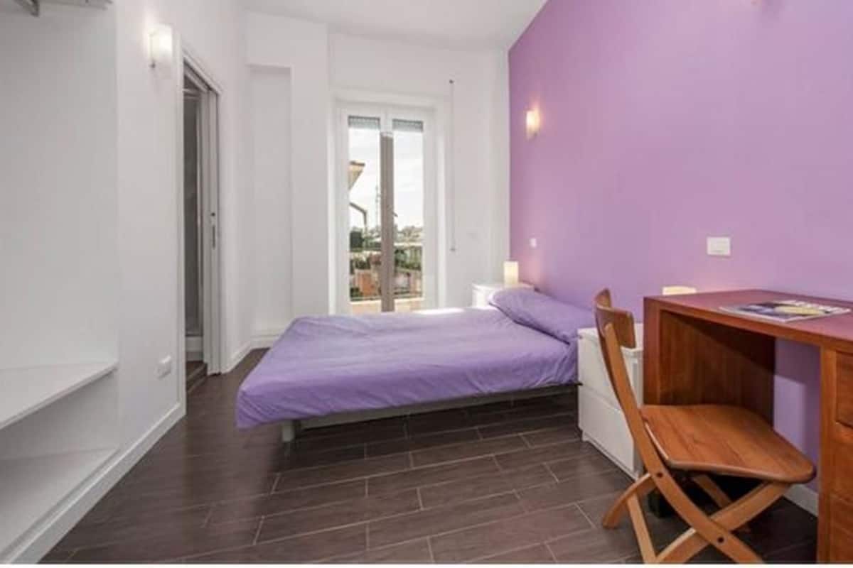 Quarto casal, sacada (Burattini) | Individualmente decorados, individualmente mobiliados, escrivaninha