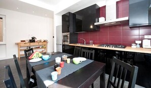 Stovetop, cookware/dishes/utensils - Bed & Puppets (Rome)