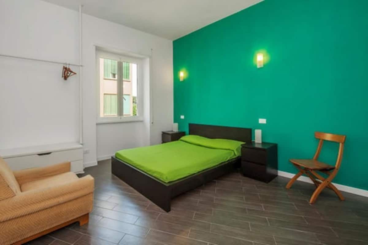 Quarto triplo (Marionette) | Individualmente decorados, individualmente mobiliados, escrivaninha