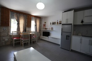 Apartment, Balkon | Schreibtisch, Bügeleisen/Bügelbrett, kostenloses WLAN, Bettwäsche