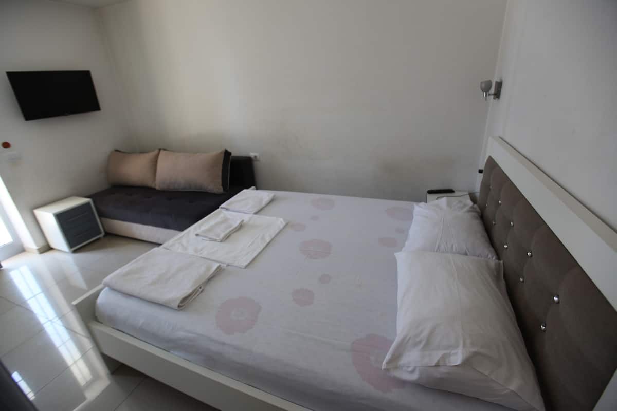 Quarto casal, sacada | 1 quarto, escrivaninha, ferros/tábuas de passar roupa, Wi-Fi de cortesia