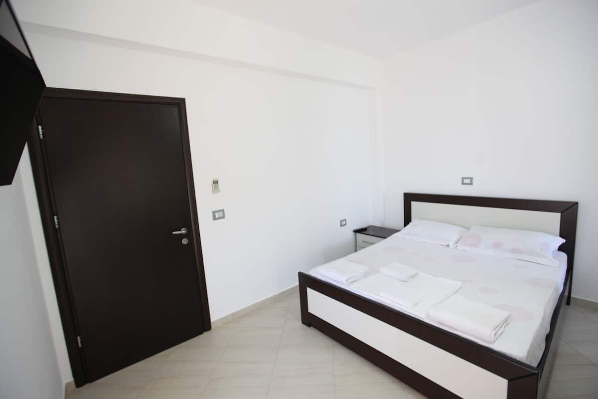 Quarto casal standard | 1 quarto, escrivaninha, ferros/tábuas de passar roupa, Wi-Fi de cortesia