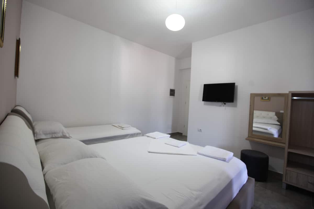 Quarto triplo, sacada | 1 quarto, escrivaninha, ferros/tábuas de passar roupa, Wi-Fi de cortesia