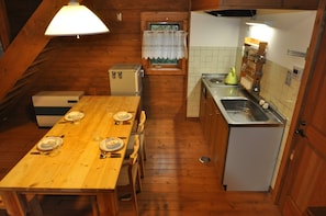 Apartamento, 2 quartos | Cozinha privada | Geladeira, cafeteira/chaleira, chaleira elétrica, torradeira