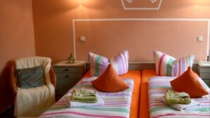 A hotel room with two single beds, striped bedding, and matching pillows. - Gaststätte & Pension  Zur Krone (Schimberg)