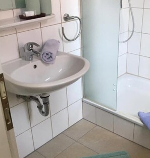 Single Room | Bathroom | Deep-soaking bathtub, towels - Gaststätte & Pension  Zur Krone (Schimberg)