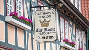 A building with a sign that reads "GASTHAUS & PENSION Zur Krone MOOTZ VELTINS." - Gaststätte & Pension  Zur Krone (Schimberg)