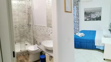 Bidet, towels
