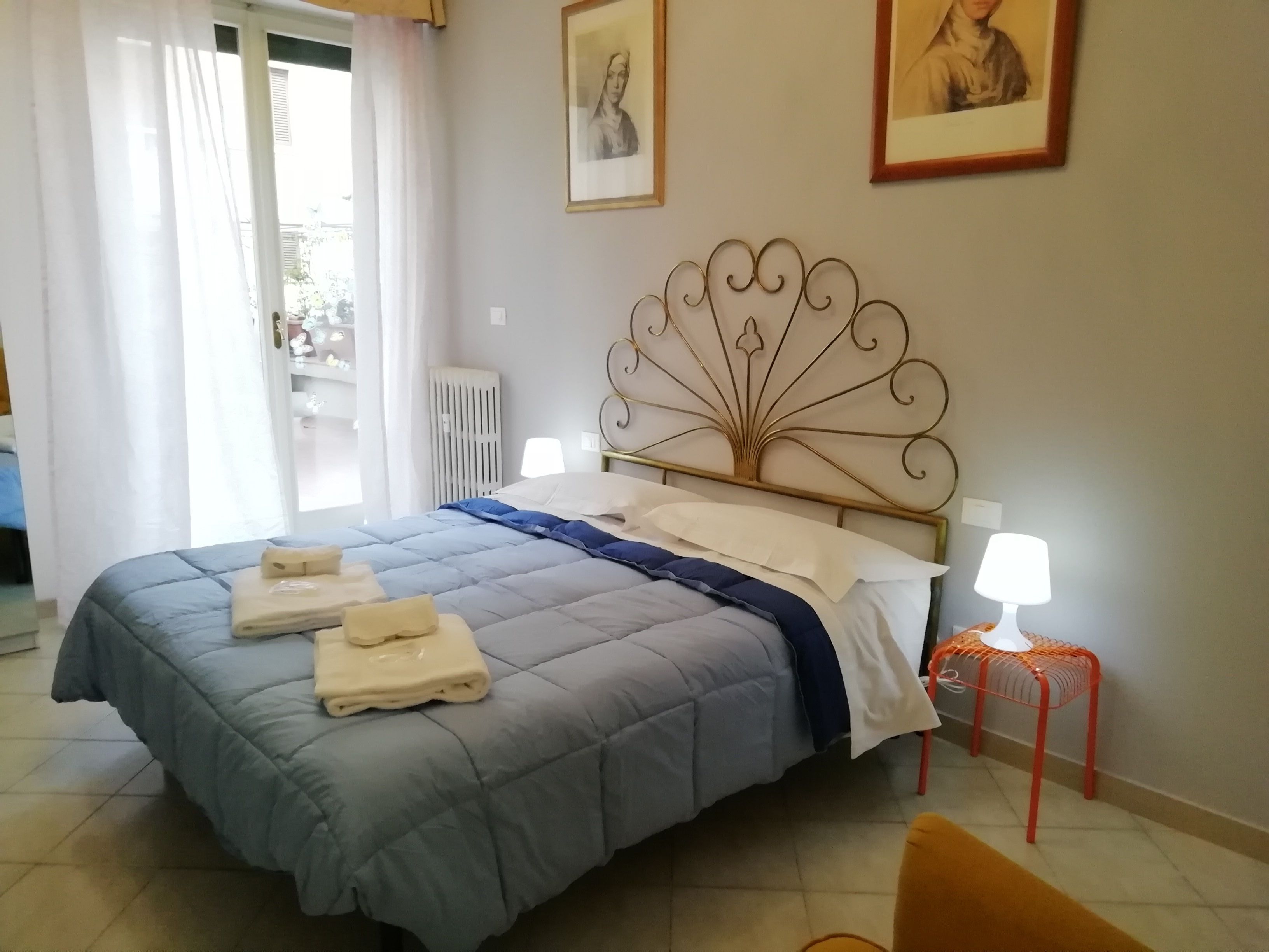 Ylelliset vuodevaatteet, työpöytä