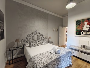 Quarto urbano, suíte | Roupas de cama premium, escrivaninha, espaço de trabalho para notebook