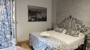 City kamer, en-suite badkamer | Luxe beddengoed, een bureau, een laptopwerkplek, geluiddichte muren